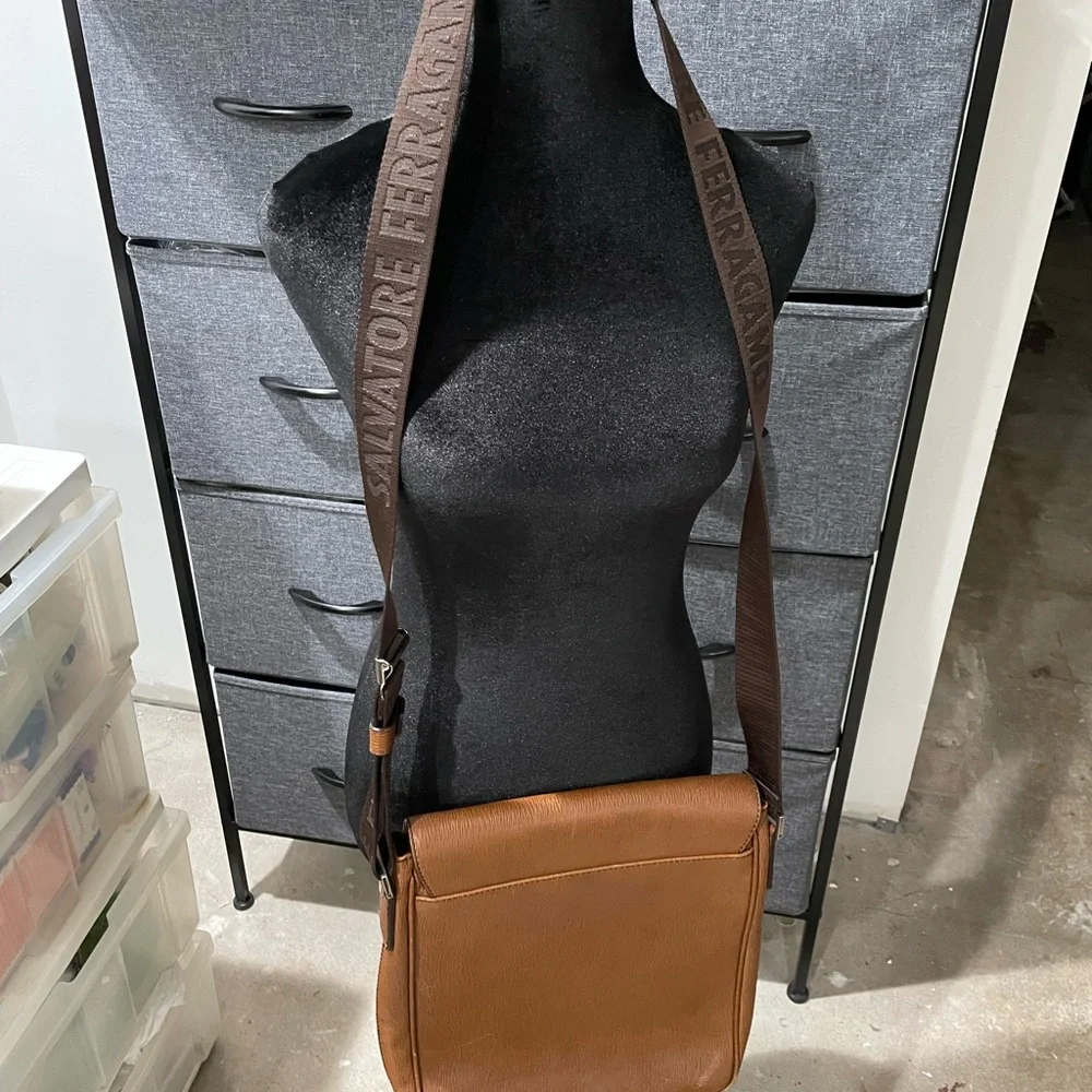 Salvatore Ferragamo textured leather messenger bag - unisex